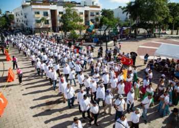 Multitudinario desfile en Playa del Carmen por el 115 aniversario del inicio de la Revolución Mexicana