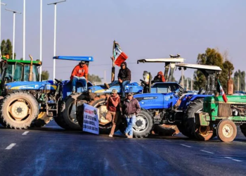 Persisten bloqueos agrícolas: cientos de personas siguen varadas en autopistas tras 48-72 h