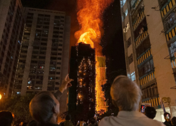 Incendio en Hong Kong deja 36 muertos y 279 desaparecidos en complejo residencial