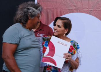 Mara Lezama entrega 126 títulos de propiedad a familias cancunenses