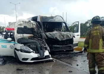 Volcadura e incendio de vehículos en el bulevar Colosio deja un lesionado