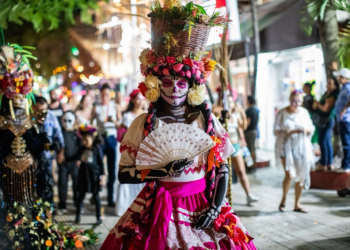 Miles disfrutan el desfile “U Xiímbal Pixano’ob” en Playa del Carmen: tradición, color y orgullo cultural