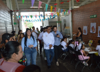Celebran 5 años del Mercado Mundo de las Piñatas con música, tradición y comunidad