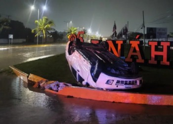 Automovilista se da a la fuga tras volcar en la Colosio