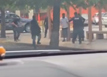 Policías municipales detienen a un hombre que causó pánico en la avenida Tulum