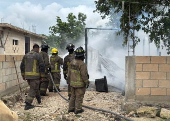 Incendio arrasa una palapa en la 247, habitantes lograron ponerse a salvo