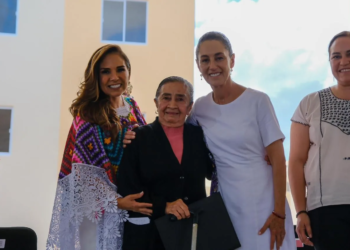Sheinbaum y Mara Lezama entregan 225 casas en Playa del Carmen