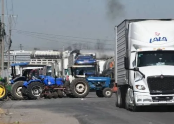 Agricultores bloquean carreteras en Guanajuato por precio justo del maíz