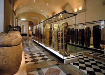 Avería en el Louvre: Fuga de agua sucia daña cientos de documentos en la biblioteca egipcia