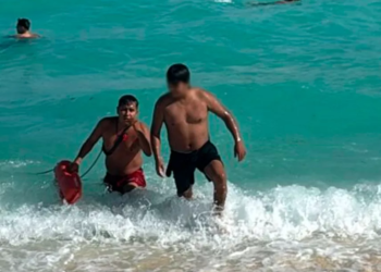 Bomberos rescatan a turista que casi muere ahogado en Playa Delfines