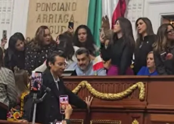 Batalla campal en el Congreso de la CDMX deja a diputada con collarín 3 Batalla campal en el Congreso de la CDMX deja a diputada con collarín