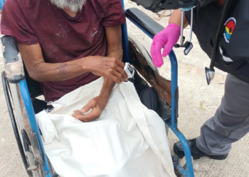 Abandonado a su suerte: Encuentran a adulto mayor inconciente en plena avenida