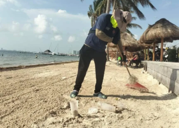 Basura récord en playas de Cancún: amplían limpieza en vacaciones