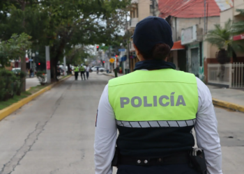 Ayuntamiento de Playa del Carmen atiende presencia de resina en vialidad de la avenida 30