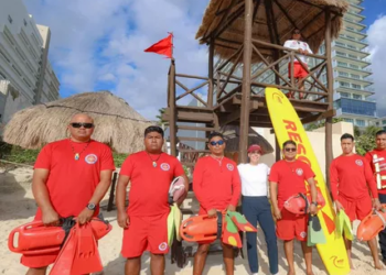 Refuerzan seguridad en playas de Cancún con más guardavidas