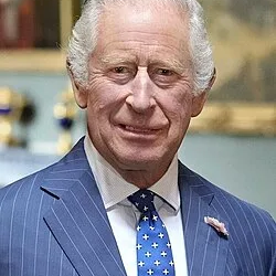 Rey Carlos III informa avances en su tratamiento contra el cáncer y llama a la detección temprana