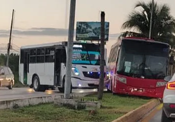 Continúa la imprudencia de conductores en bulevar Colosio; reportan accidente de autobuses