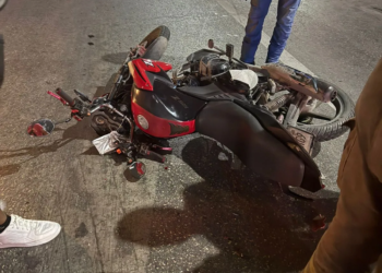 Automovilista arrolla a motociclistas e intenta darse a la fuga en la Portillo