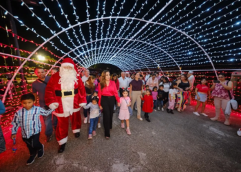 En la Zona Hotelera de Cancún, Mara Lezama enciende la magia con iluminación del árbol navideño