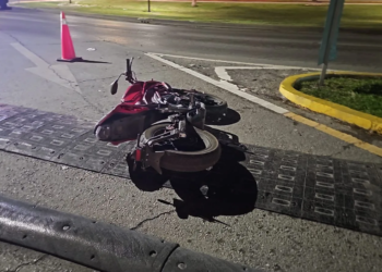 Fatal accidente en zona hotelera, motociclista derrapa y pierde la vida