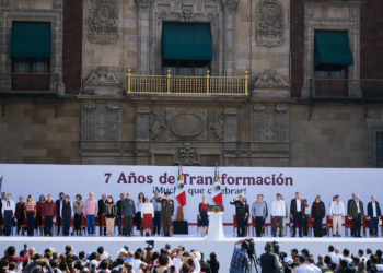 Viaja gobernadora para celebrar 7 años de la 4T