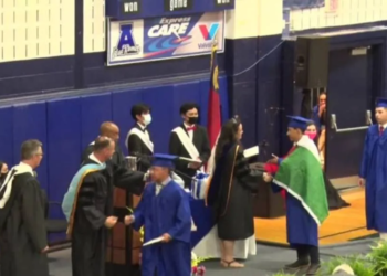 Prohiben a estudiante portar bandera de México en graduación en Estados Unidos