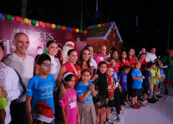 Prenden el árbol del palacio municipal y el Burrito Sabanero ante miles de familias