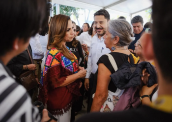 Mara Lezama y Martí Batres entregan credenciales permanentes del ISSSTE en Playa del Carmen