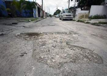 Deterioro de vialidades por presencia de baches persiste y afecta a miles de automovilistas en Cancún
