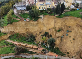 Pueblo siciliano queda al borde de barranco por fuerte temporal