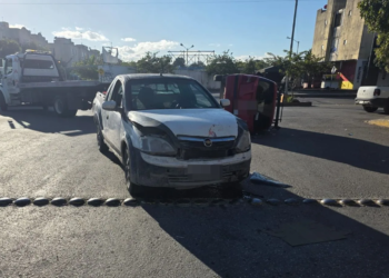 Vuelca automovilista tras cruzar sin precaución en Paseos del Mar