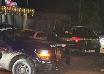 Balacera y persecución nocturna tras asalto violento en Bonfil; abandonan camioneta con armas