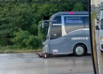 Autobús turístico embiste a motociclistas en el bulevar Colosio; conductor se dio a la fuga.