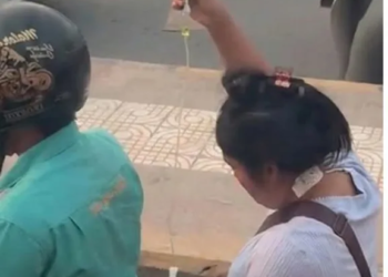 Joven transportar a su perrito enfermo en motocicleta