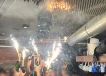 Bengalas en botellas de champaña provocaron incendio mortal en Suiza