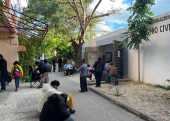 Falta de planeación obliga a cancunenses a seguir durmiendo en la calle para tramitar la CURP biométrica en Cancún