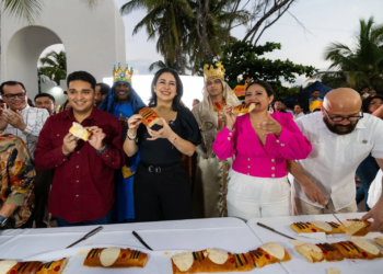 Cortan Rosca de Reyes de 2.5 kilómetros en Playa del Carmen