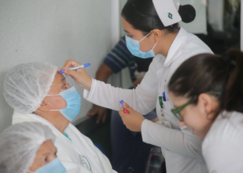 Devuelve IMSS Quintana Roo la vista y la independencia a decenas de adultos mayores