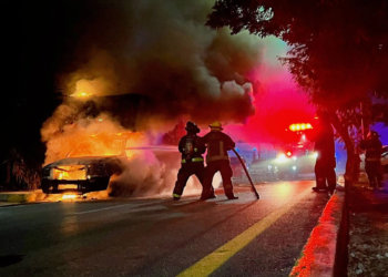 Incendian cuatro vehículos en distintos puntos; detienen a presunto responsable