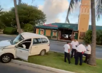 Aparatoso accidente en la zona hotelera deja daños materiales