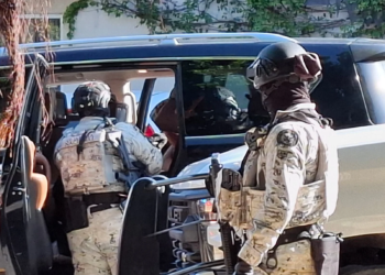 Capturan a empresario ligado a delfinarios tras tenso forcejeo en plena avenida Uxmal