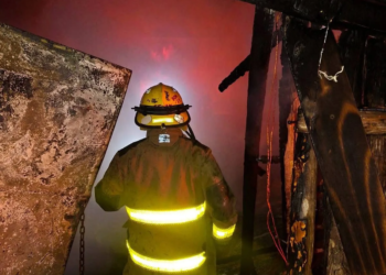 Arde vivienda de palapa en la supermanzana 102; bomberos evitan tragedia