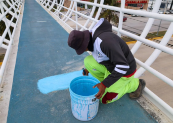 Brindan mantenimiento al puente peatonal frente al CRIT