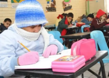 Mantienen horarios escolares en Quintana Roo pese a frentes fríos; aplican tolerancia en ingresos