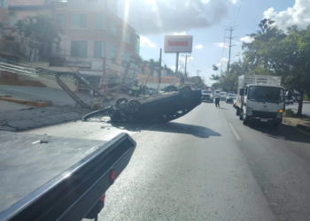 ¡Vuelca auto tras derribar poste de luz en plena Kabah! Conductor termina hospitalizado