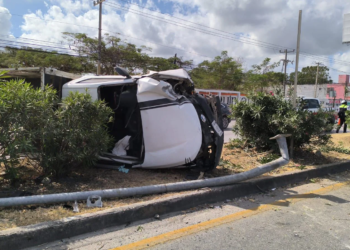 Vuelca camioneta tras reventarse la llanta en avenida José López Portillo 3 Vuelca camioneta tras reventarse la llanta en avenida José López Portillo