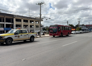 Murió al volante: chofer logró frenar la unidad antes de quedar inconsciente en avenida Portillo 5 Murió al volante: chofer logró frenar la unidad antes de quedar inconsciente en avenida Portillo