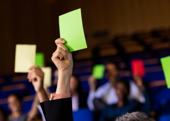 Diputados aprueban reducir jornada laboral a 40 horas… pero hasta 2030 y sin dos días de descanso