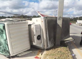 Conductor evita atropellar un perro y provoca carambola con volcadura