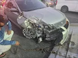 ¡Le llega por detrás! Combi se estampa contra vehículo 5 ¡Le llega por detrás! Combi se estampa contra vehículo